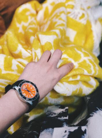 New-selling imitation watches online are distinctive for orange color.