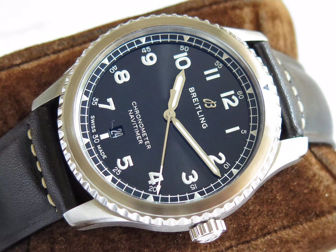 The white Arabic numerals hour markers ensure the good readability of best fake Breitling.