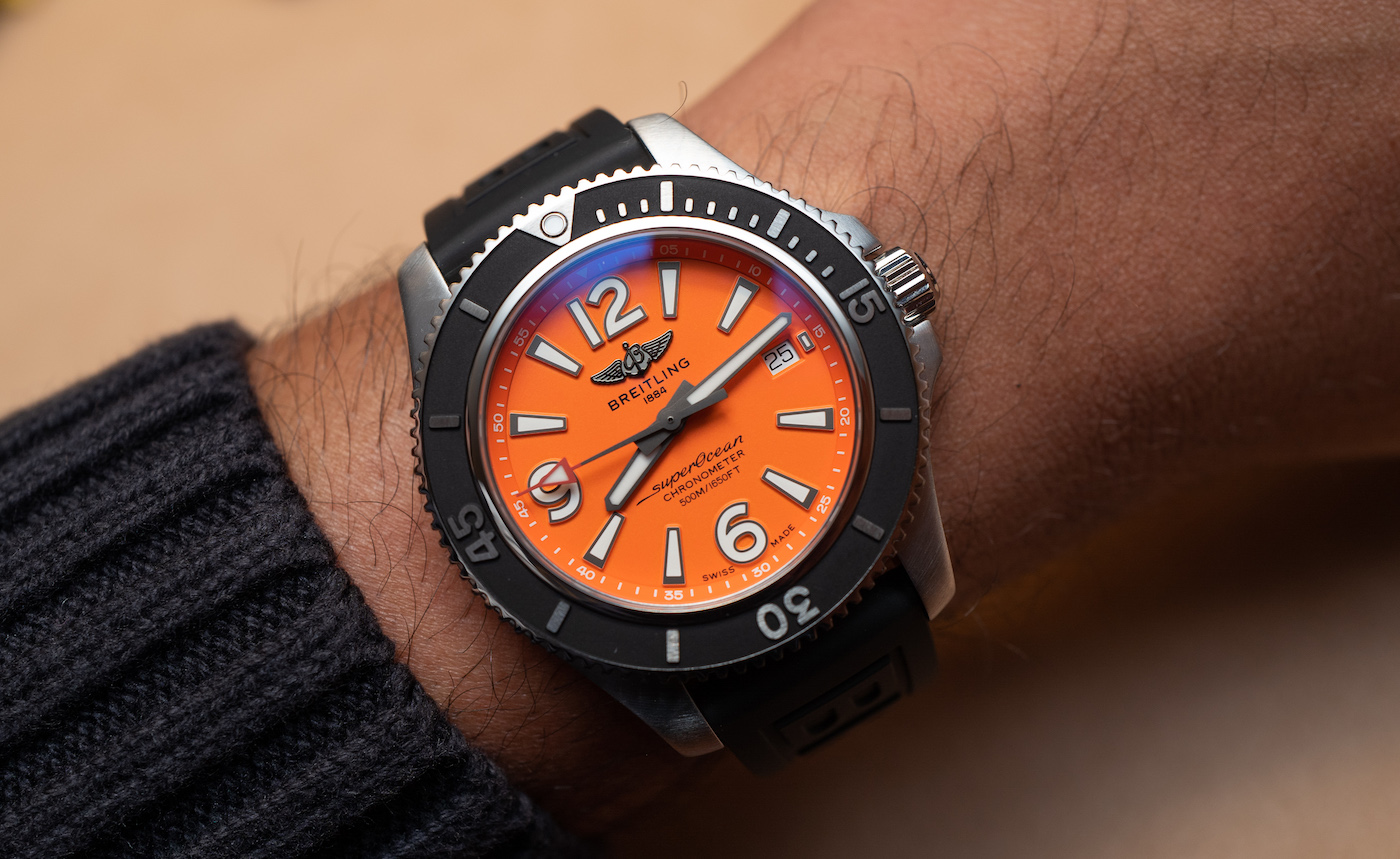 The orange dial makes the Breitling fake more dynamic.